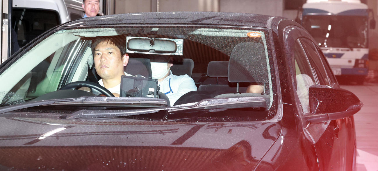 四谷警察署を出るAえ！group草間リチャード敬太容疑者を乗せたとみられる車（撮影・野上伸悟）