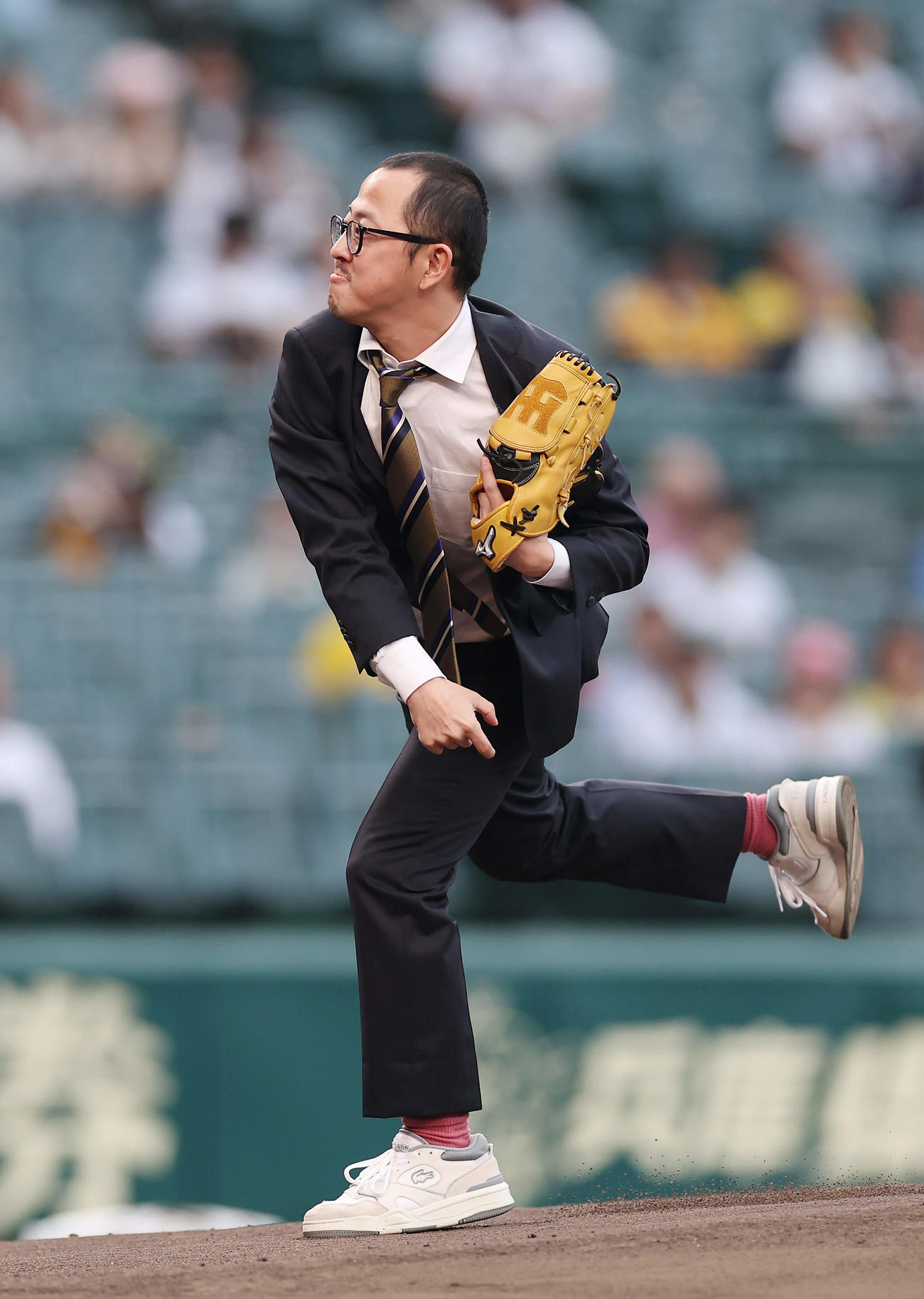 阪神対広島戦でファーストピッチセレモニーを務めるお笑い芸人「ちゃんぴおんず」の日本一おもしろい大崎（2024年5月）
