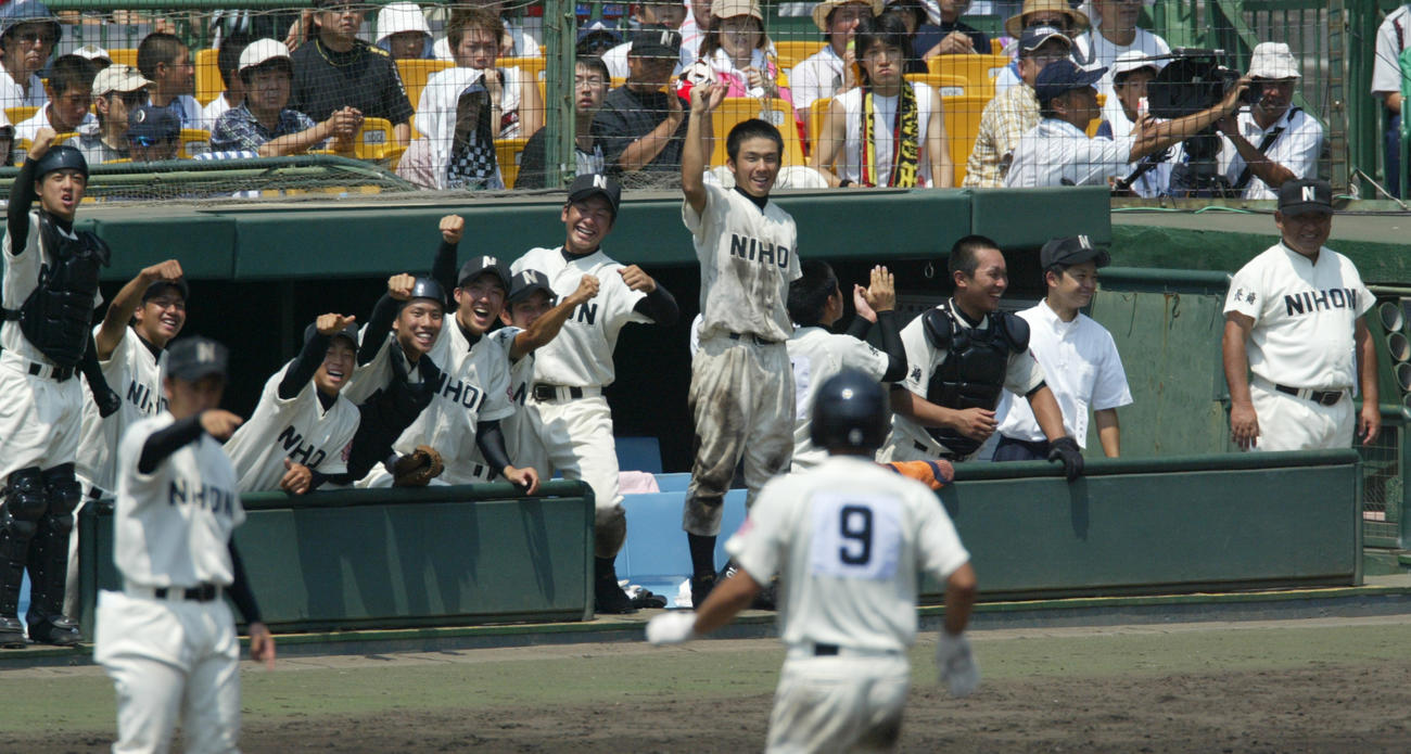 第89回全国高校野球選手権大会・準々決勝　長崎日大対楊志館　盛り上がる長崎日大ベンチ。ベンチ左端の控え捕手が大崎義孝（お笑いコンビちゃんぴおんずの日本一おもしろい大崎）（2007年8月）