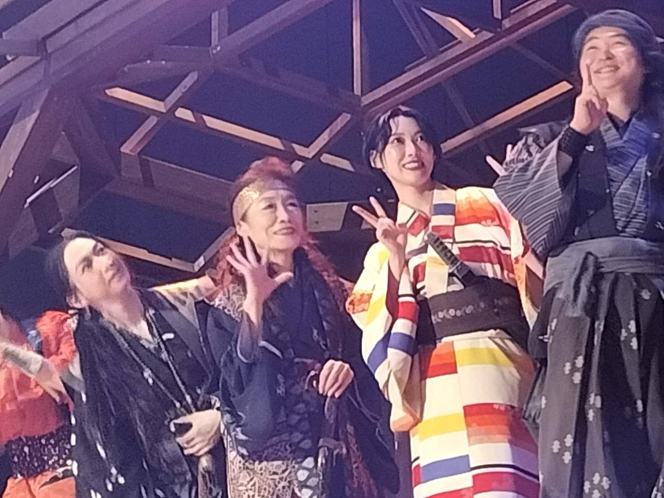 舞台「PRINCESS TOKUGAWA」で、左から2人目から伊賀の歩き巫女の統括・望月千代女役の有希九美、その娘の望月帰蝶役の桜井凜
