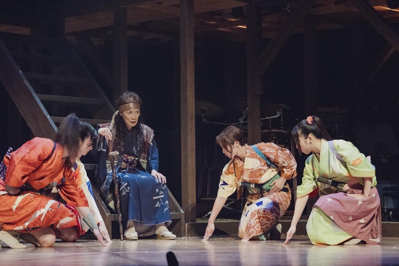 舞台「PRINCESS TOKUGAWA」で伊賀の歩き巫女の統括・望月千代女を演じる有希九美（左から2人目）