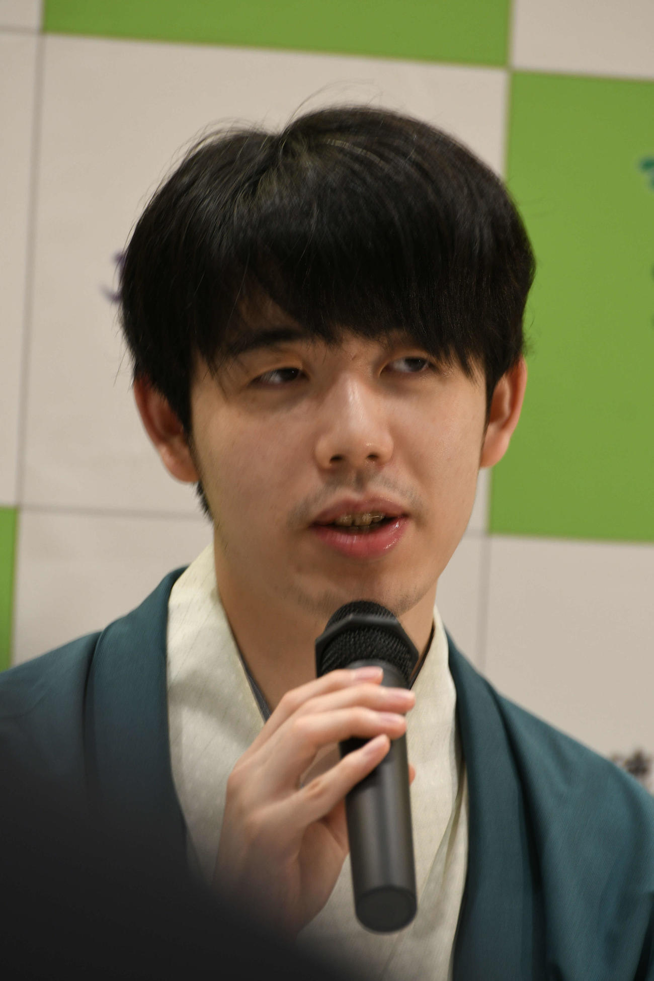 王位戦6連覇の会見に応じた藤井聡太王位