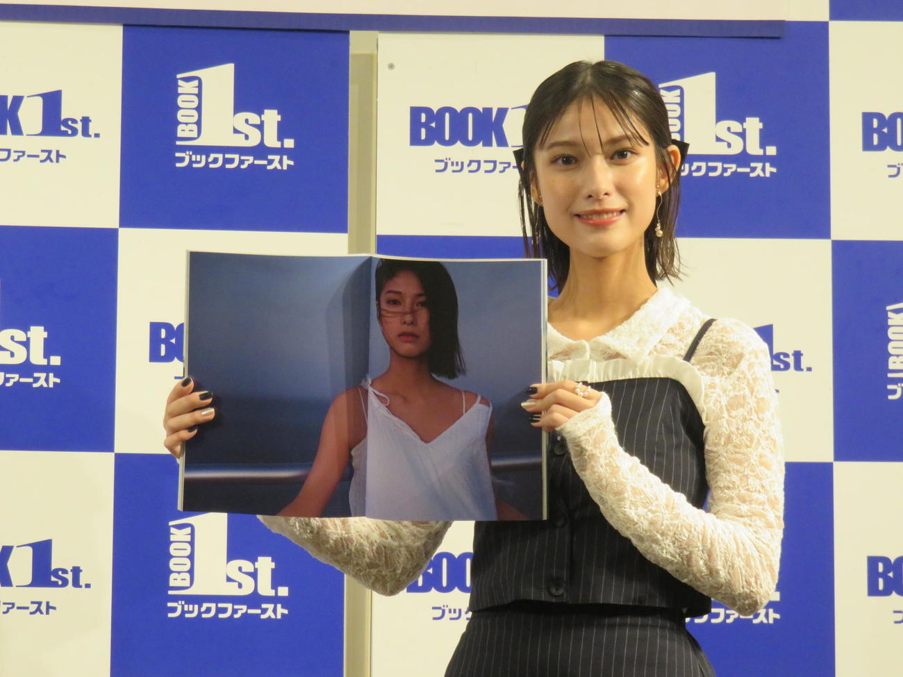 3冊目の写真集「Into The Light」の発売記念イベント取材会に臨んだ玉田志織。お気に入りカットを見せる