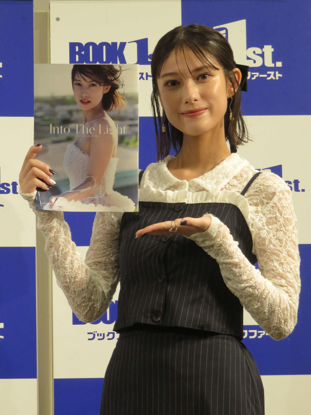 3冊目の写真集「Into The Light」の発売記念イベント取材会に臨んだ玉田志織