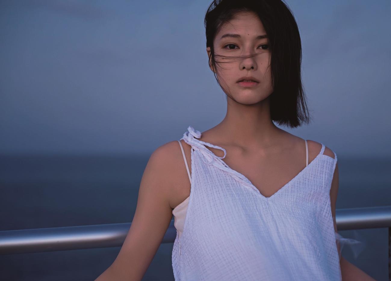 玉田志織　写真集「Into The Light」　撮影：丸谷嘉長氏　ワニブックス刊