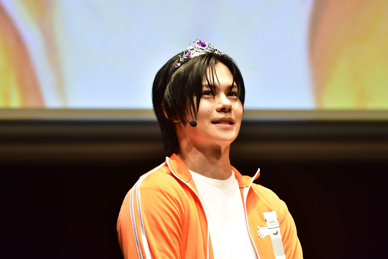 「稜海しました！超特急QR」初の公開収録で、罰ゲームでティアラを着けるカイ