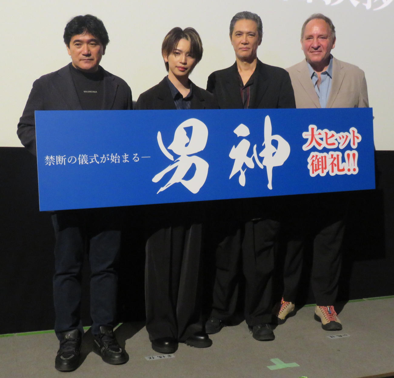 映画「男神」大ヒット御礼舞台あいさつに出席した、左から志賀司プロデューサー、岩橋玄樹、加藤雅也、チャールズ・グラバー