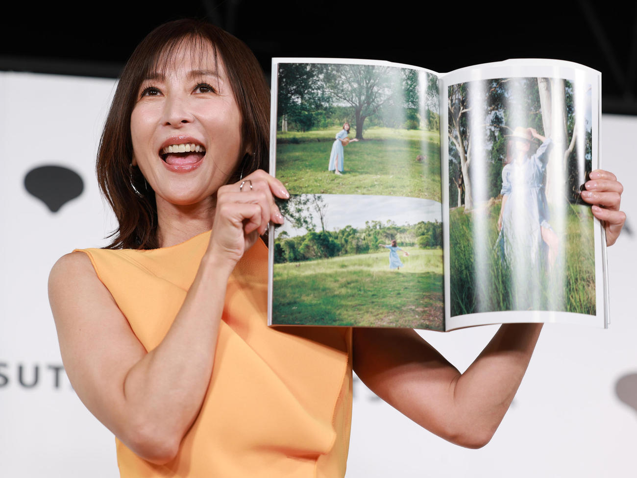 写真集「AROUND」の発売記念会見で、お気に入りカットを披露するかとうれいこ（撮影・野上伸悟）