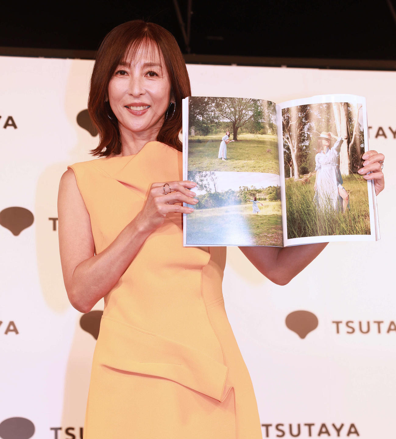 写真集「AROUND」の発売記念会見で、お気に入りカットを披露するかとうれいこ（撮影・野上伸悟）