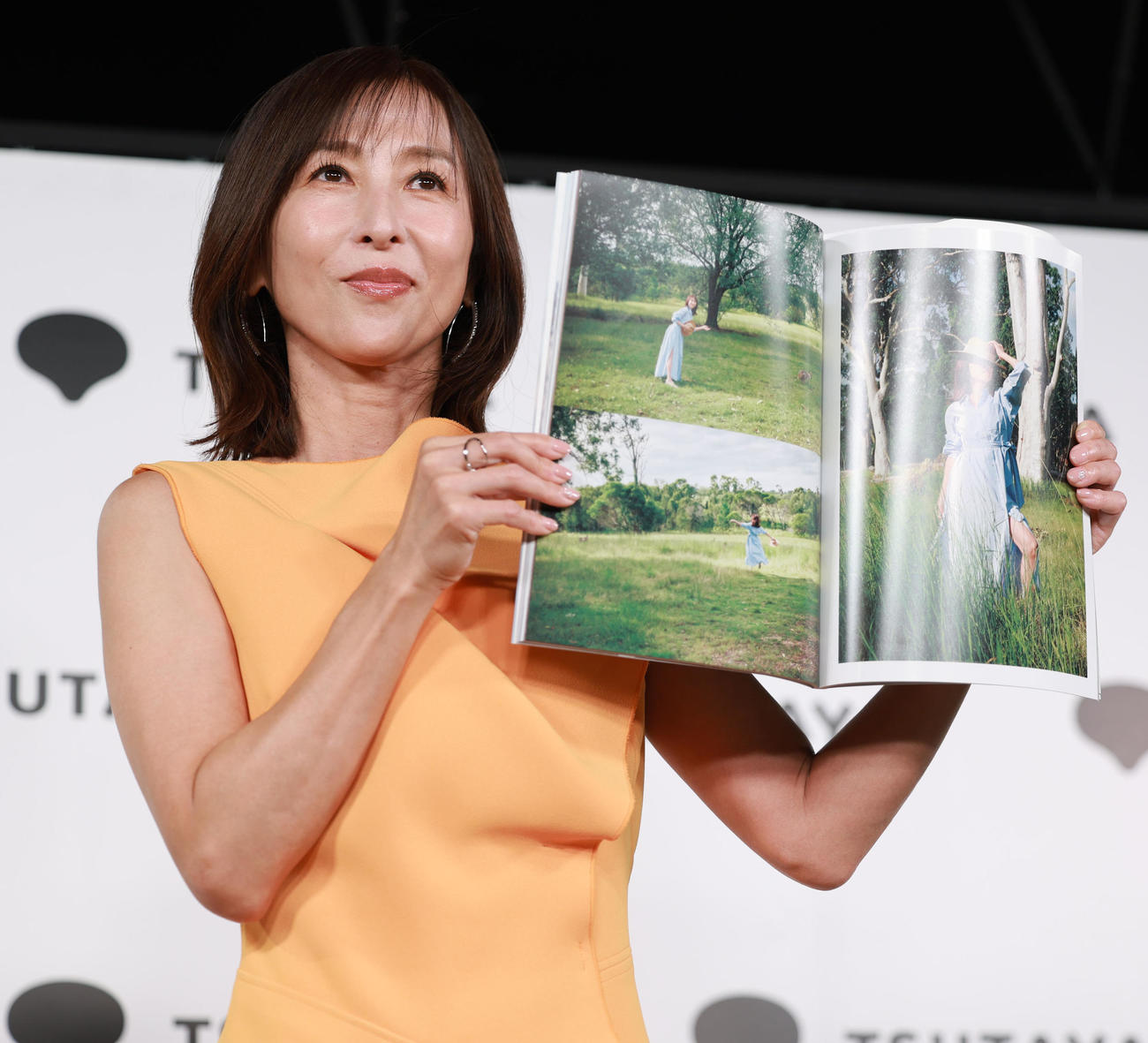 写真集「AROUND」の発売記念会見で、お気に入りカットを披露するかとうれいこ（撮影・野上伸悟）