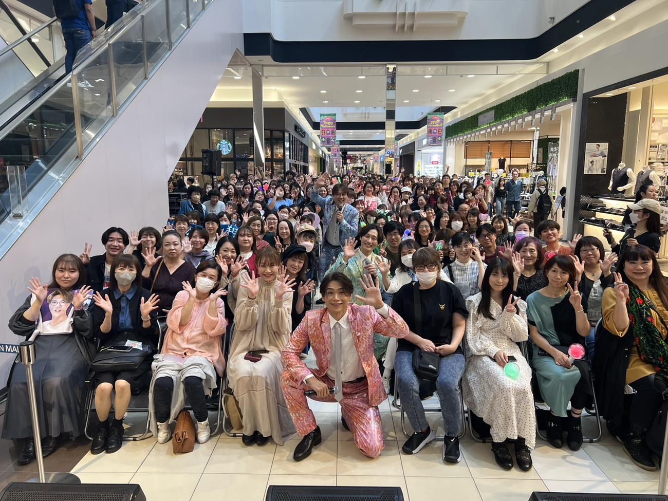 新曲「二人だけの秘密」リリースイベントに集まった大勢のファンと撮影する純烈