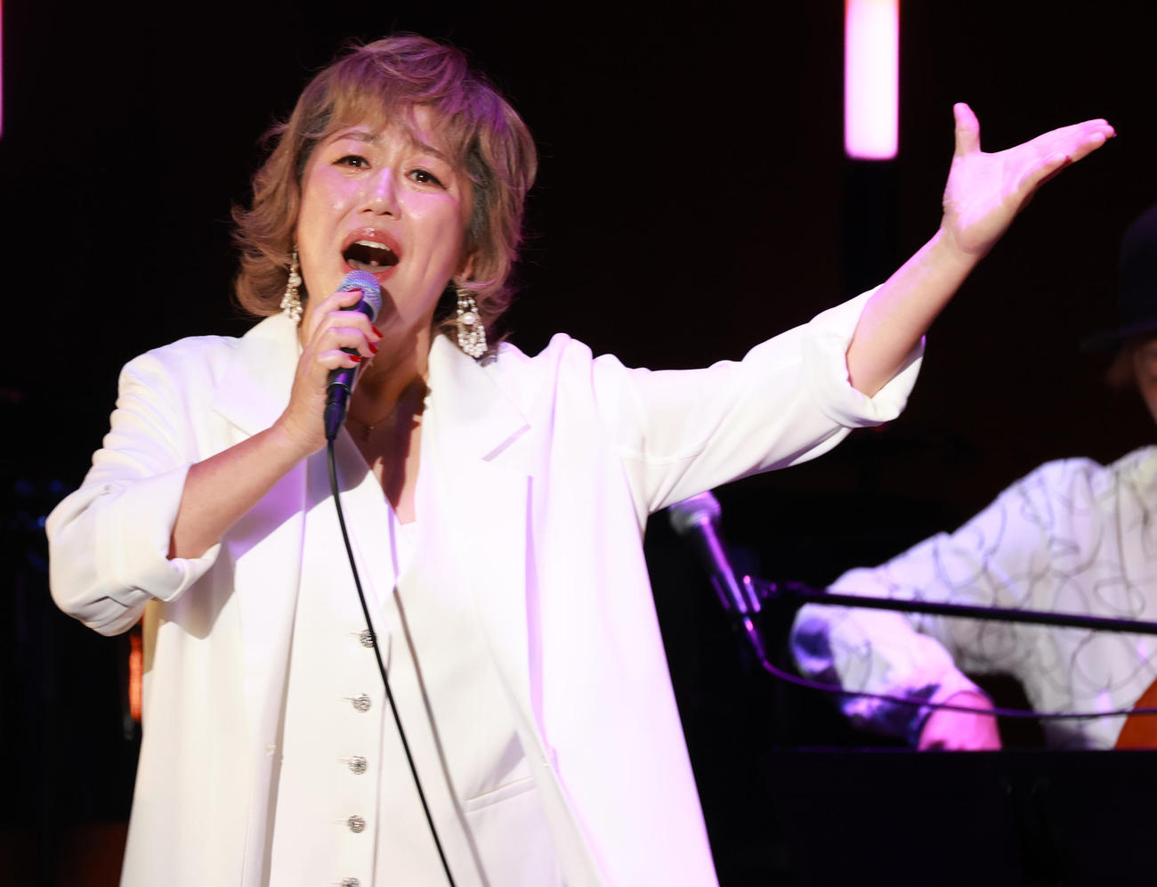 デビュー記念日コンサートで熱唱する澤田知可子（撮影・中島郁夫）