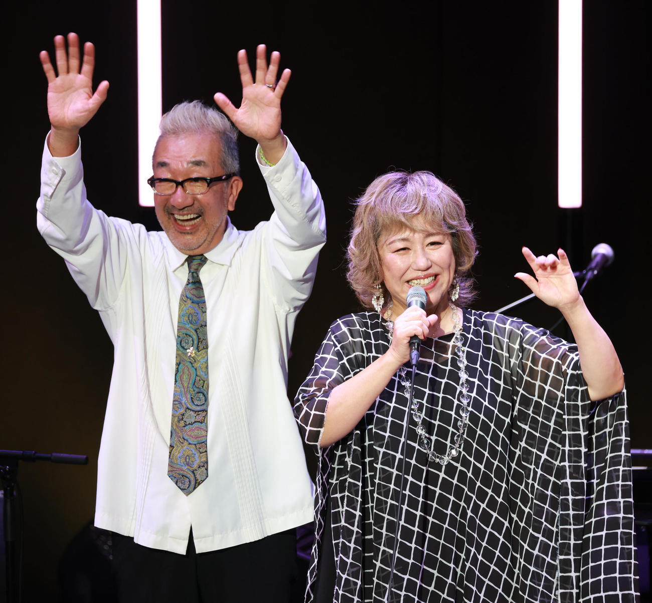 デビュー記念日コンサートで夫の小野澤篤（左）と仲むつまじい様子を見せる澤田知可子（撮影・中島郁夫）