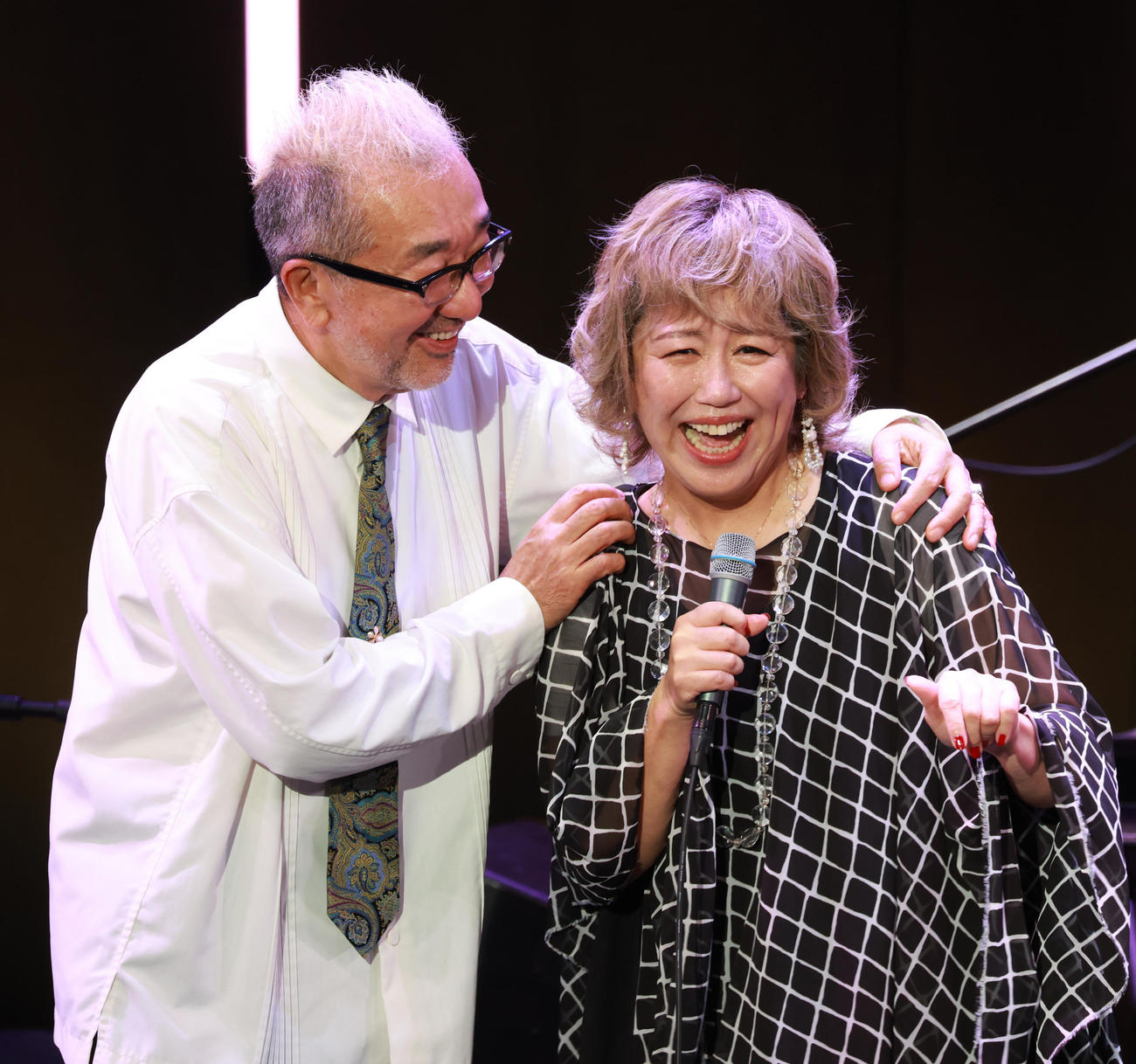 デビュー記念日コンサートで夫の小野澤篤（左）と仲むつまじい様子を見せる澤田知可子（撮影・中島郁夫）