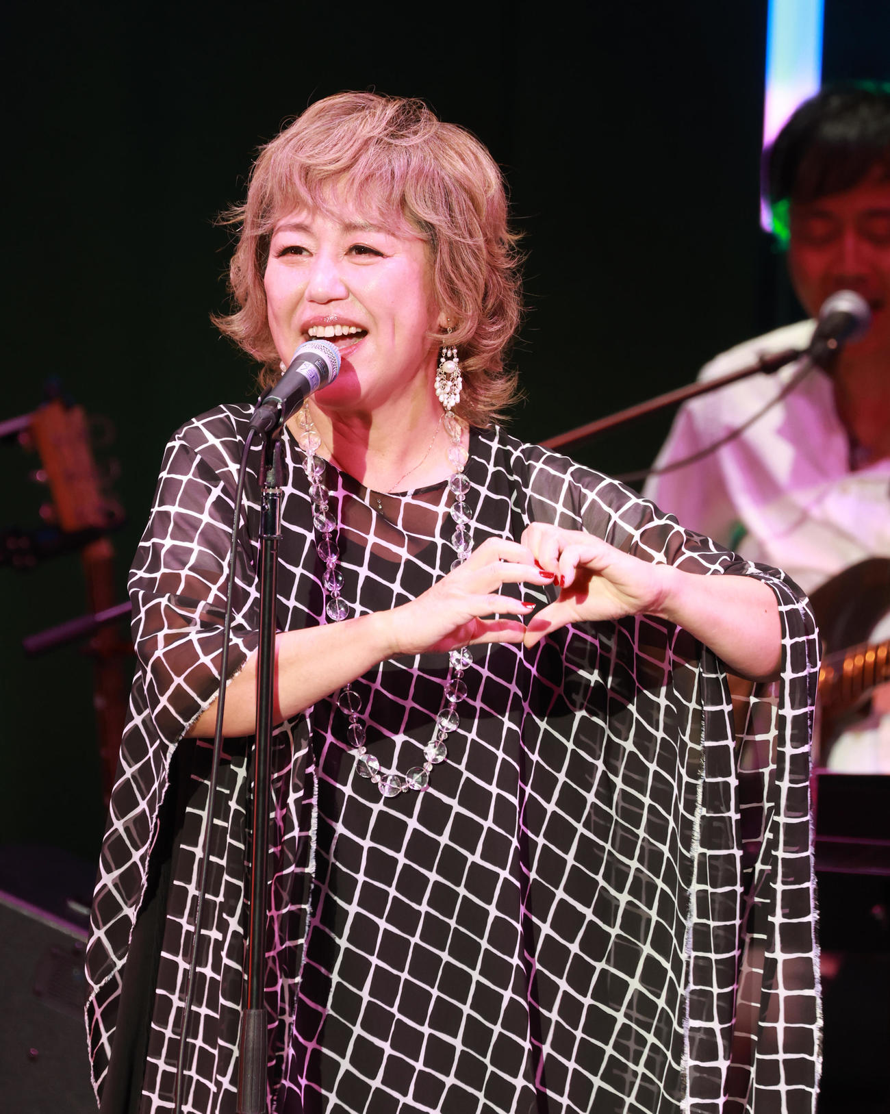 デビュー記念日コンサートで熱唱する澤田知可子（撮影・中島郁夫）