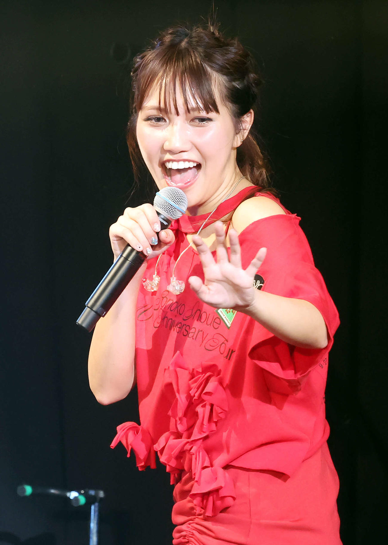 井上苑子　10th Anniversary Tour「10年前は高校生。大人になったね」で終演時、観客に手を振る井上苑子（左）（撮影・山本朝陽）