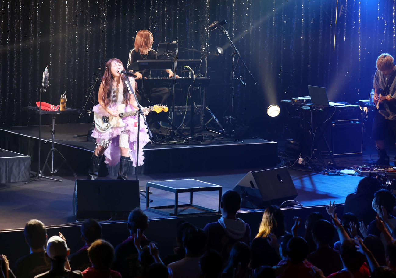 井上苑子　10th Anniversary Tour「10年前は高校生。大人になったね」で熱唱する井上苑子（左）（撮影・山本朝陽）