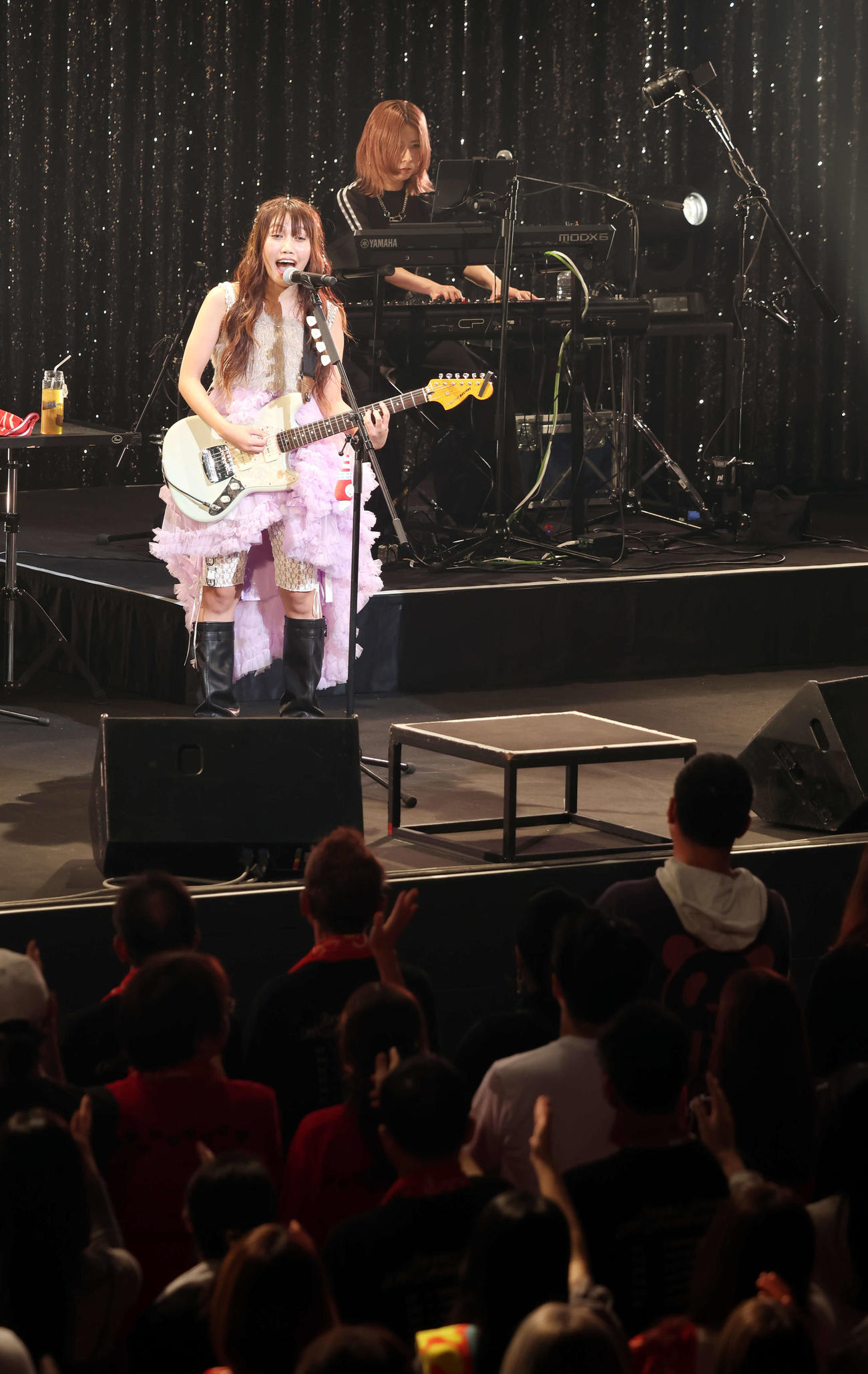 井上苑子　10th Anniversary Tour「10年前は高校生。大人になったね」で熱唱する井上苑子（撮影・山本朝陽）