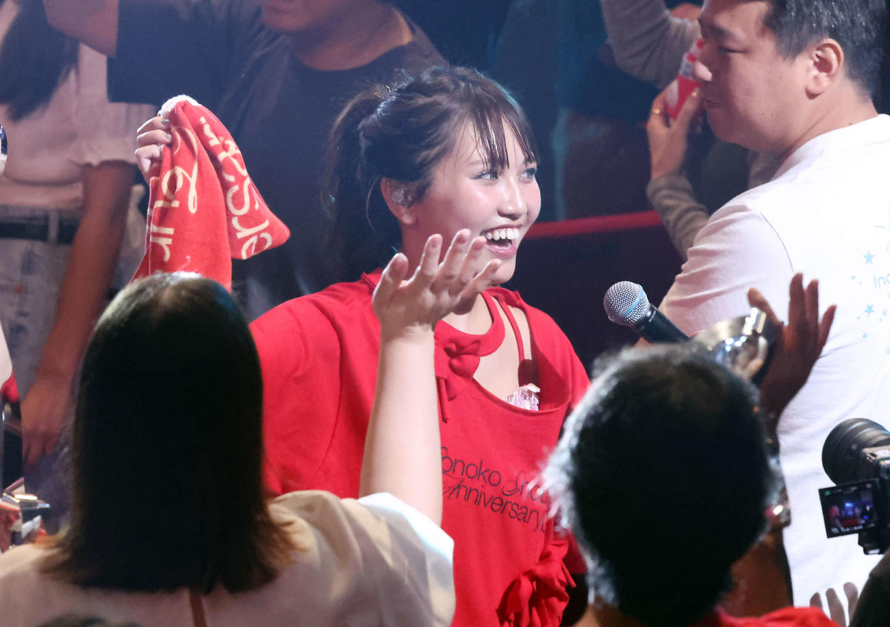 井上苑子　10th Anniversary Tour「10年前は高校生。大人になったね」で演奏中、観客席に降り、触れ合う井上苑子（中央）（撮影・山本朝陽）