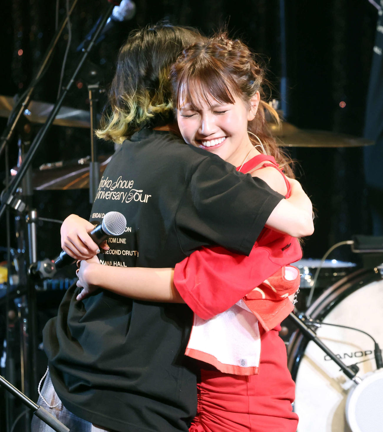 井上苑子　10th Anniversary Tour「10年前は高校生。大人になったね」最後の曲を演奏後、バンドメンバーとハグをする井上苑子（右）（撮影・山本朝陽）