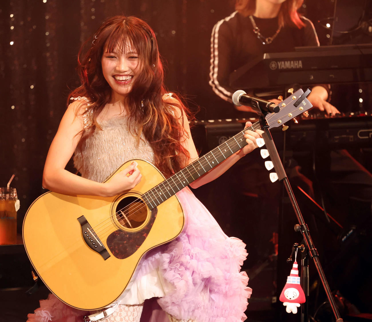 井上苑子　10th Anniversary Tour「10年前は高校生。大人になったね」で笑顔でギターを演奏する井上苑子（撮影・山本朝陽）
