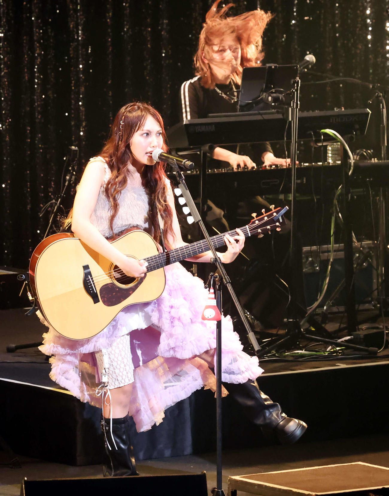 井上苑子　10th Anniversary Tour「10年前は高校生。大人になったね」で熱唱する井上苑子（左）（撮影・山本朝陽）
