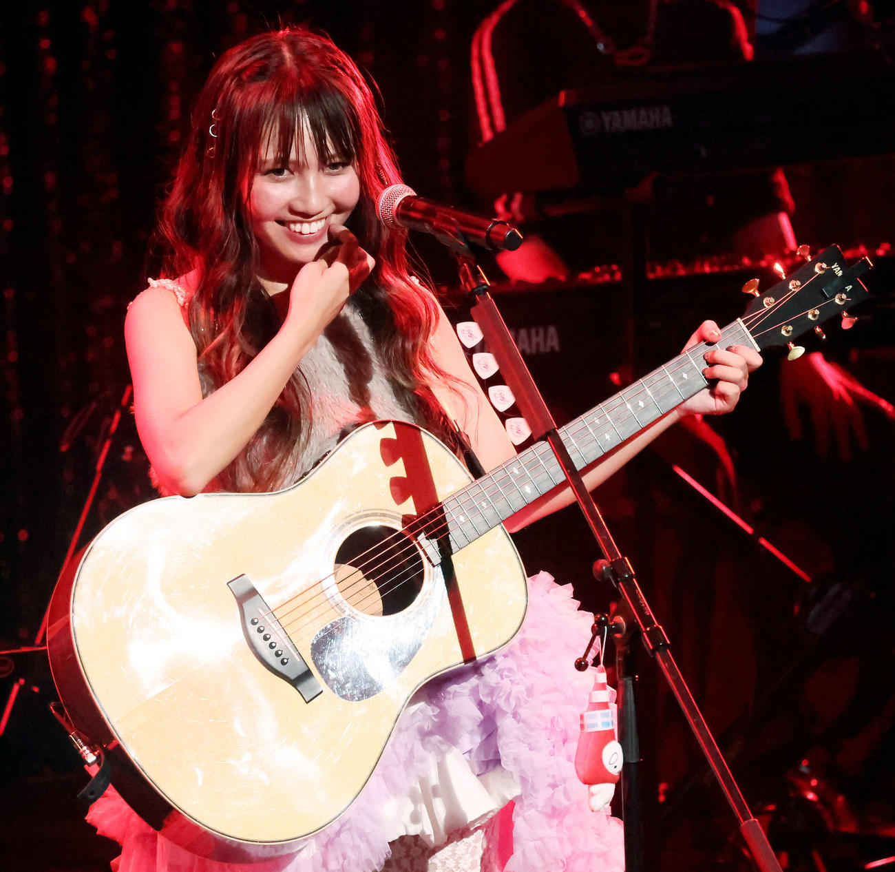 井上苑子　10th Anniversary Tour「10年前は高校生。大人になったね」で歌い出すタイミングを間違え、照れ笑いをする井上苑子（撮影・山本朝陽）
