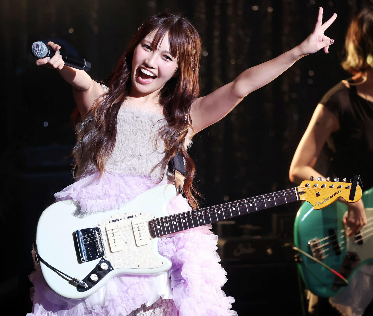 井上苑子　10th Anniversary Tour「10年前は高校生。大人になったね」で曲に合わせてポーズをとる井上苑子（撮影・山本朝陽）
