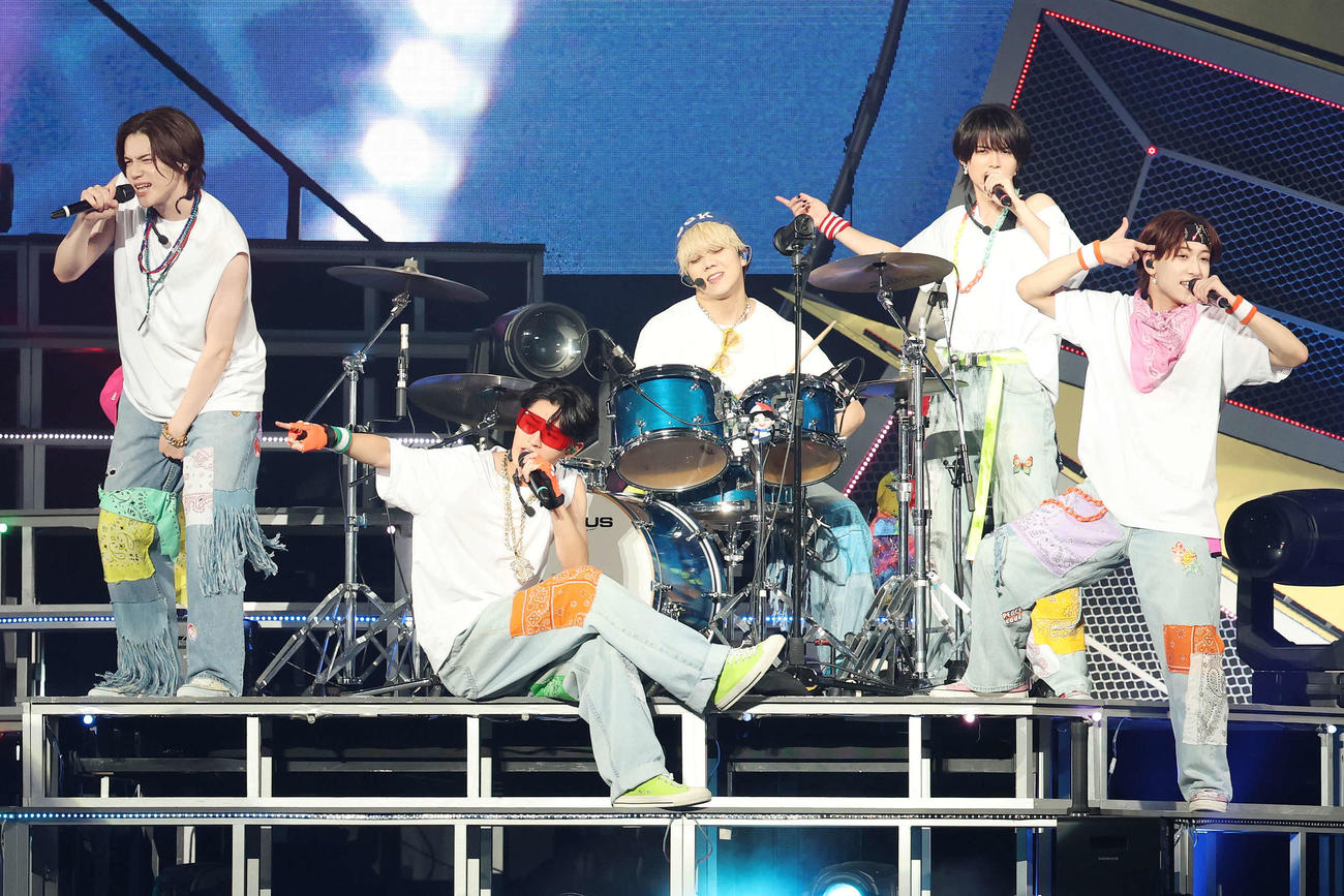 「KEY TO LIT Arena Tour 2025 WAKE UP THE FOOL」でパフォーマンスするKEY TO LIT（撮影・宮地輝）