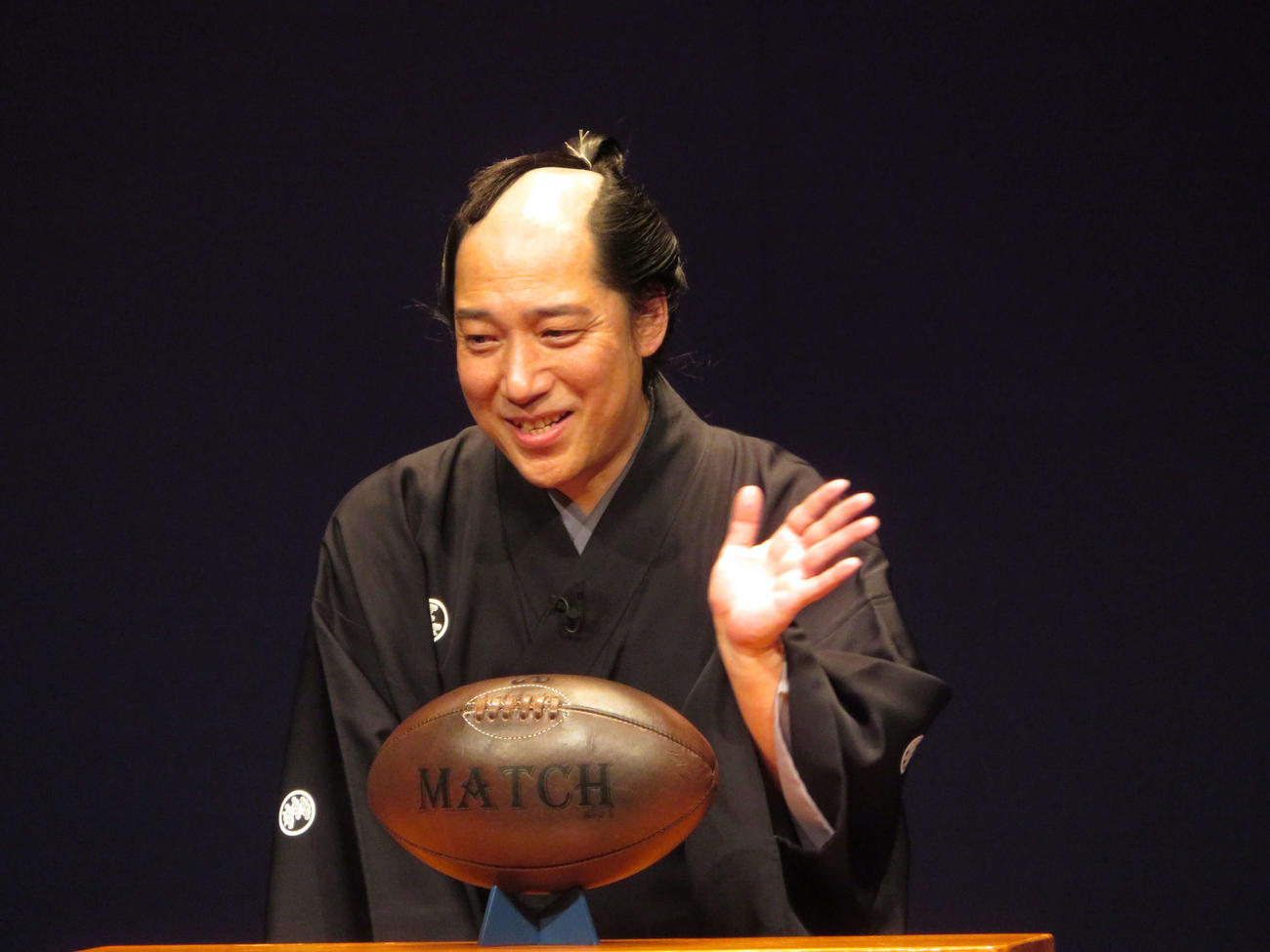 「立川志の八年末スペシャル落語LIVE.栄光へのノーサイド」で観客に語りかける立川志の八（撮影・村上幸将）