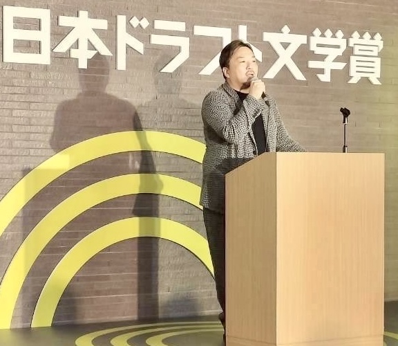 「日本ドラフト文学賞」の開会を宣言する今村翔吾氏