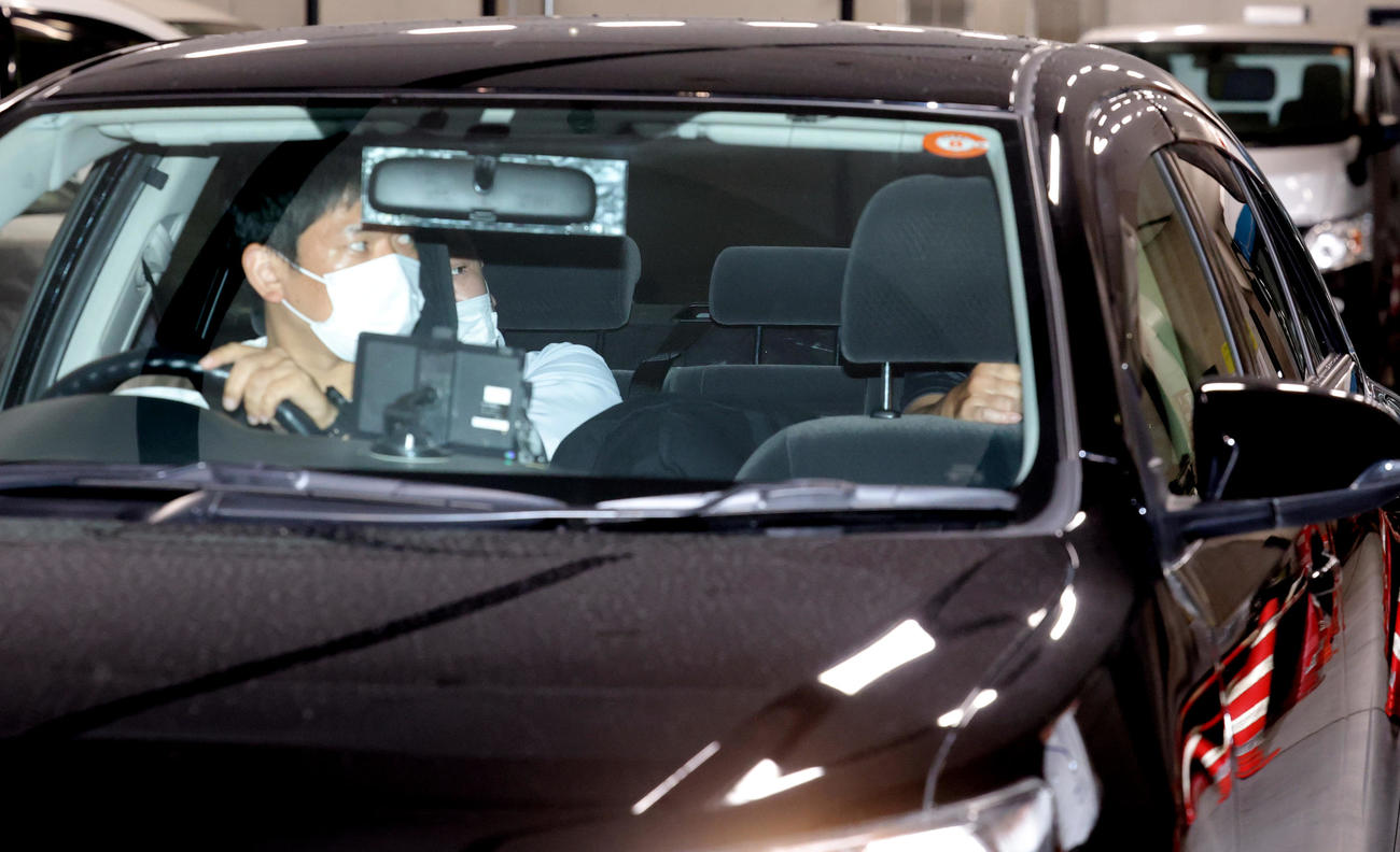 四谷警察署を出るAえ！group草間リチャード敬太容疑者を乗せたとみられる車（撮影・野上伸悟）