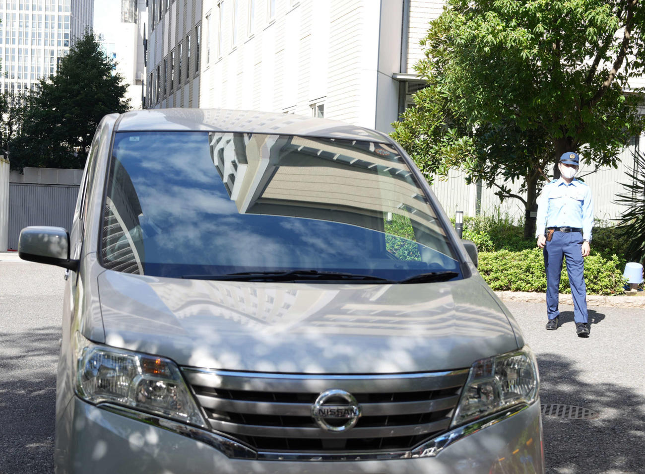 送検のため三田署を出るAえ！group草間リチャード敬太容疑者を乗せた車（撮影・小島史椰）