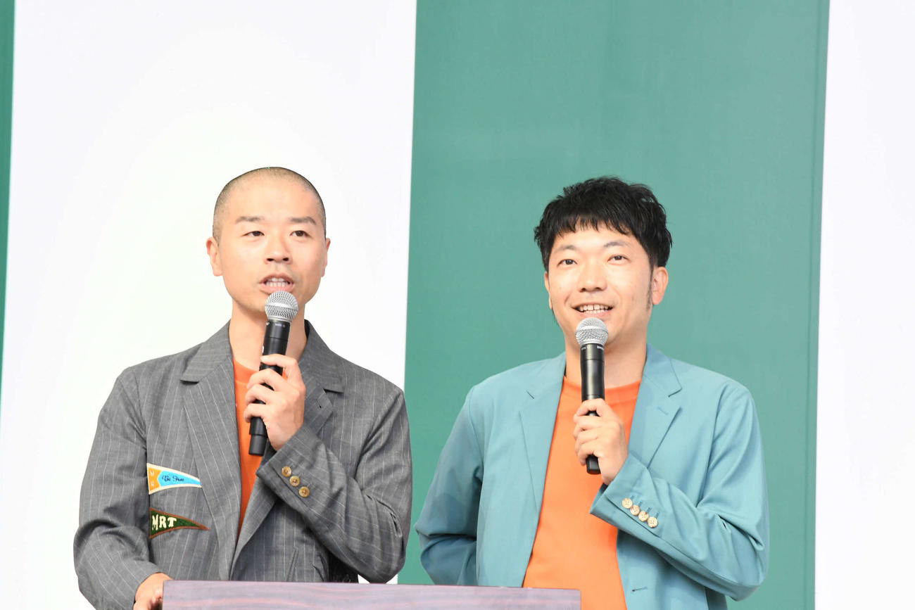 「問いかけられるネギ」譲渡セレモニーの司会を務めたアキナの山名文和（左）と秋山賢太（撮影・阪口孝志）