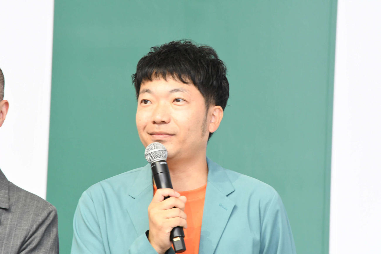 「問いかけられるネギ」譲渡セレモニーの司会を務めたアキナの秋山賢太（撮影・阪口孝志）