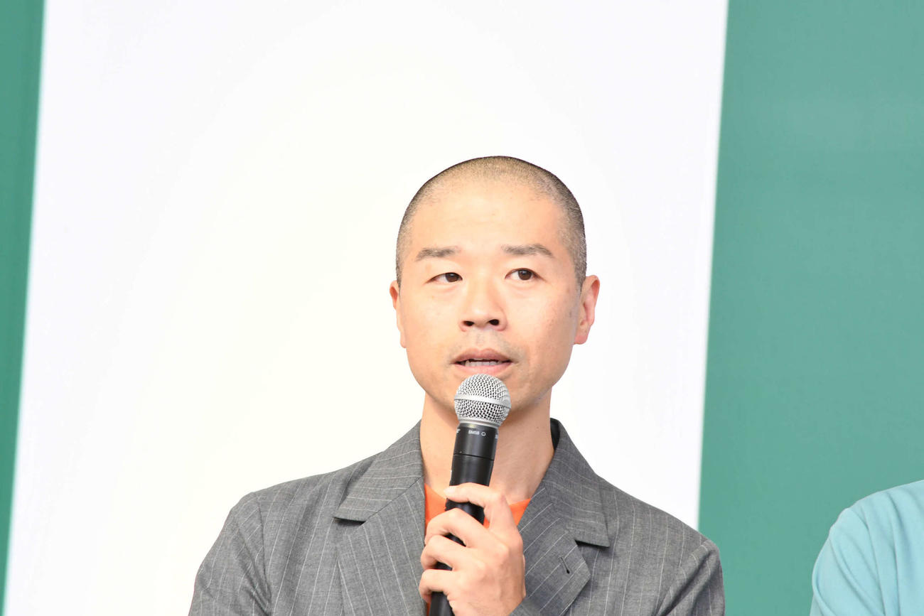 「問いかけられるネギ」譲渡セレモニーの司会を務めたアキナの山名文和（撮影・阪口孝志）