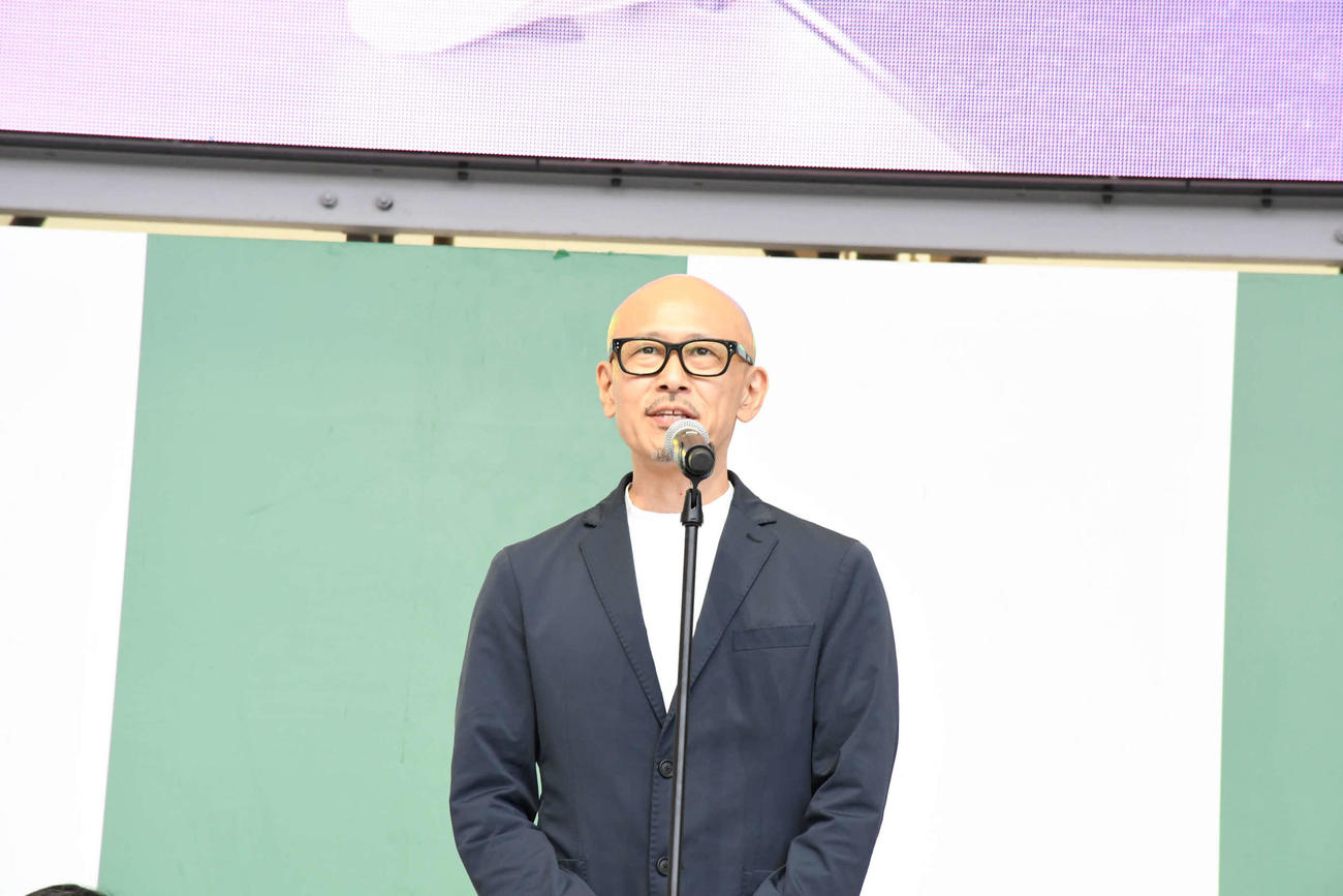 「問いかけられるネギ」譲渡セレモニーに登壇したアートディレクターのMASARU OZAKI氏（撮影・阪口孝志）