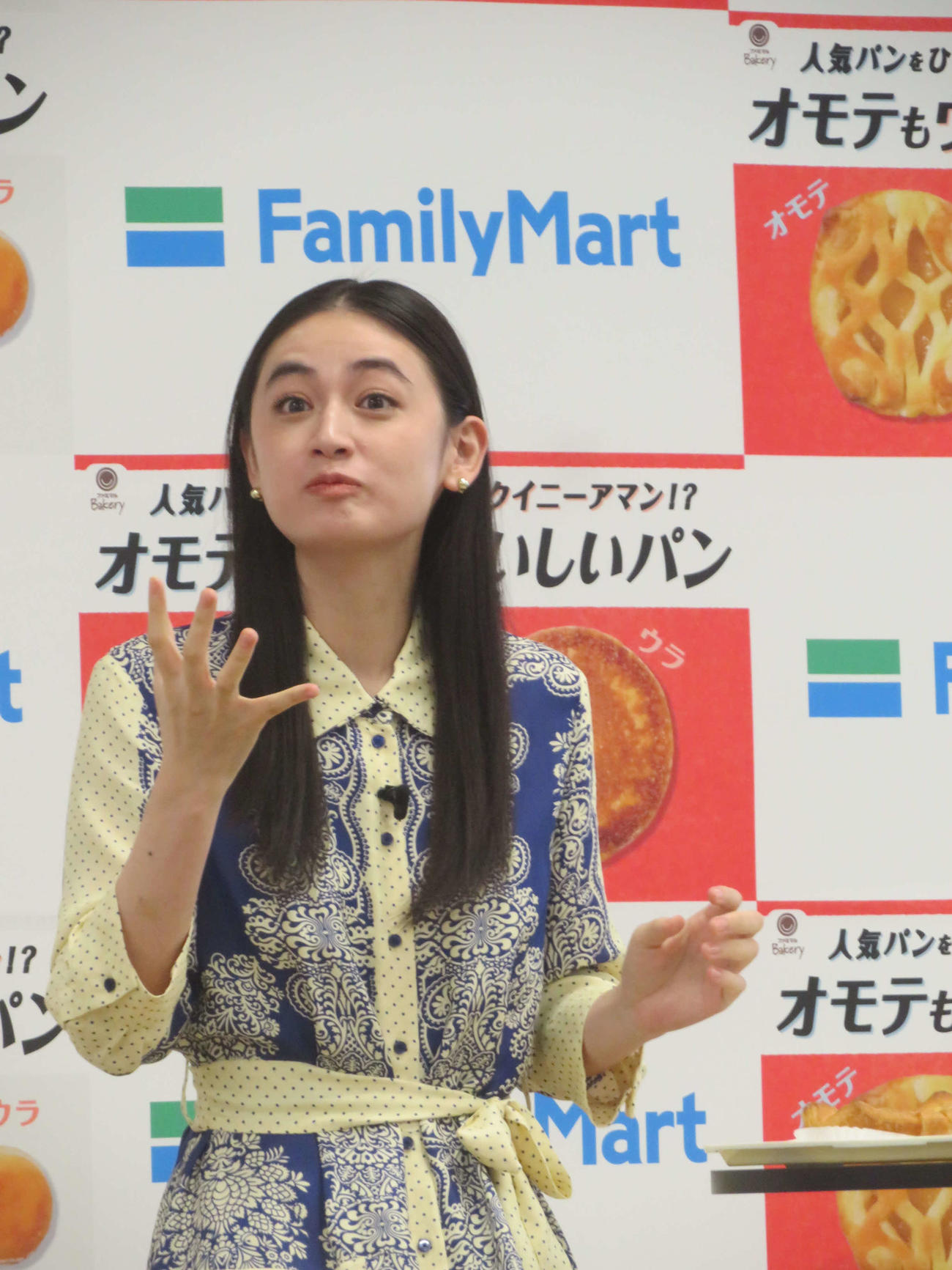 ファミリーマート「オモテもウラもおいしいパン」発表会で動作を交えた八木莉可子（撮影・川田和博）