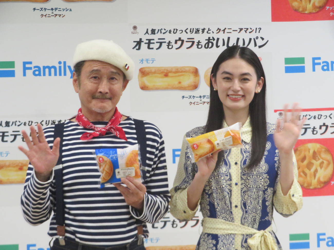 ファミリーマート「オモテもウラもおいしいパン」発表会に出席した吉田鋼太郎（左）と八木莉可子（撮影・川田和博）