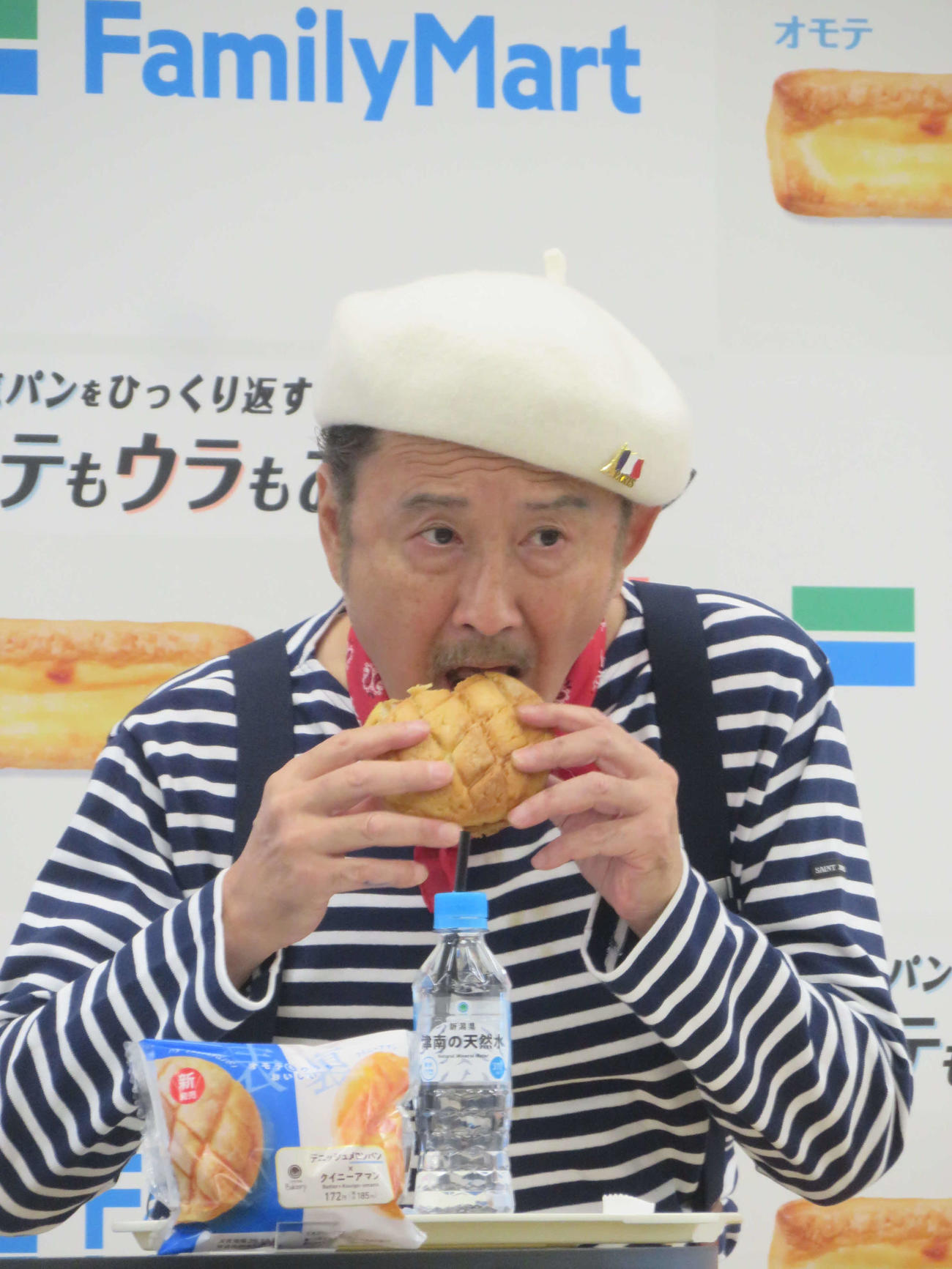 ファミリーマート「オモテもウラもおいしいパン」発表会で『デッシュメロンパン×クリニーアマン』をほおばる吉田鋼太郎（撮影・川田和博）