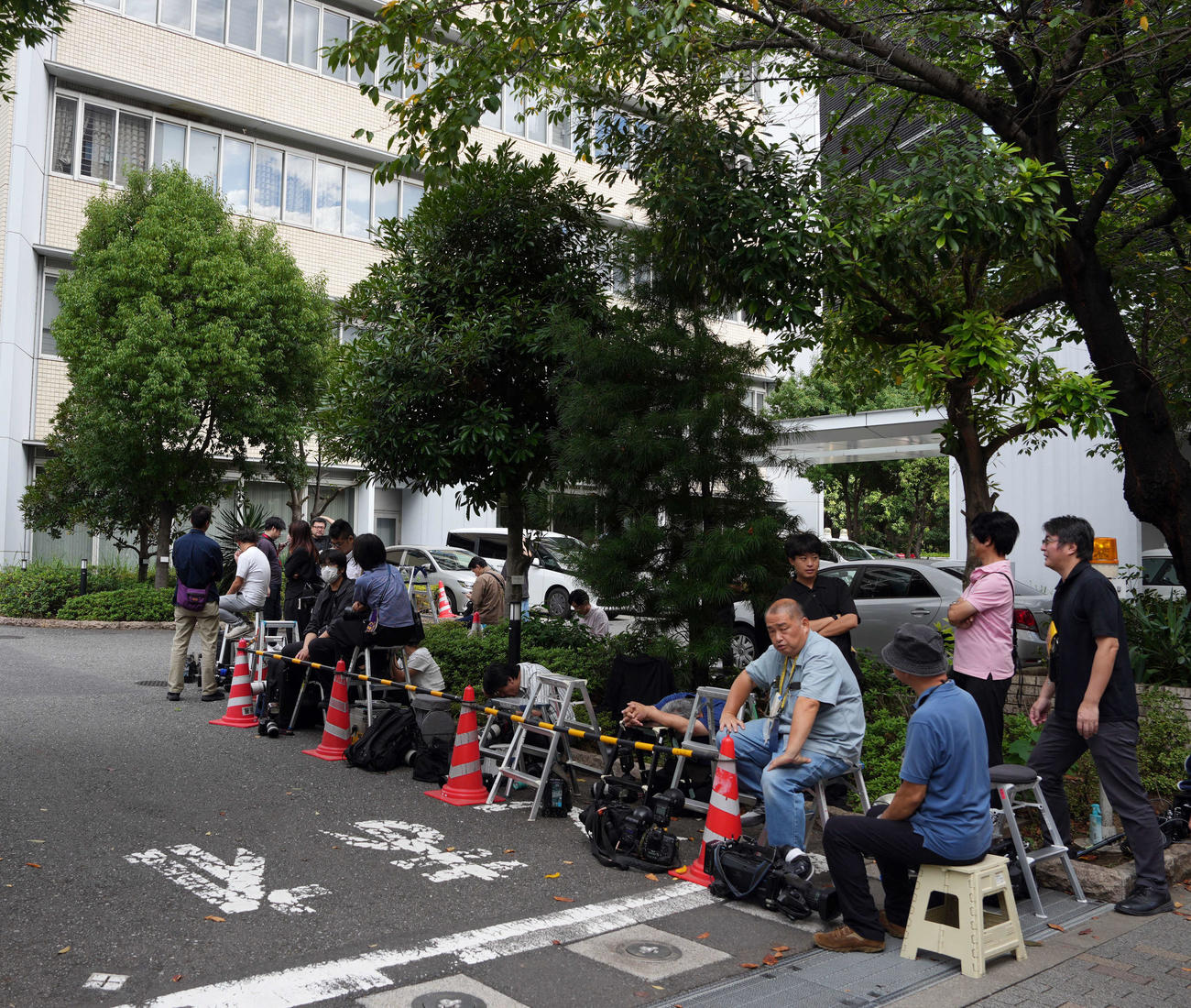 三田署前に集まる報道陣（撮影・小島史椰）