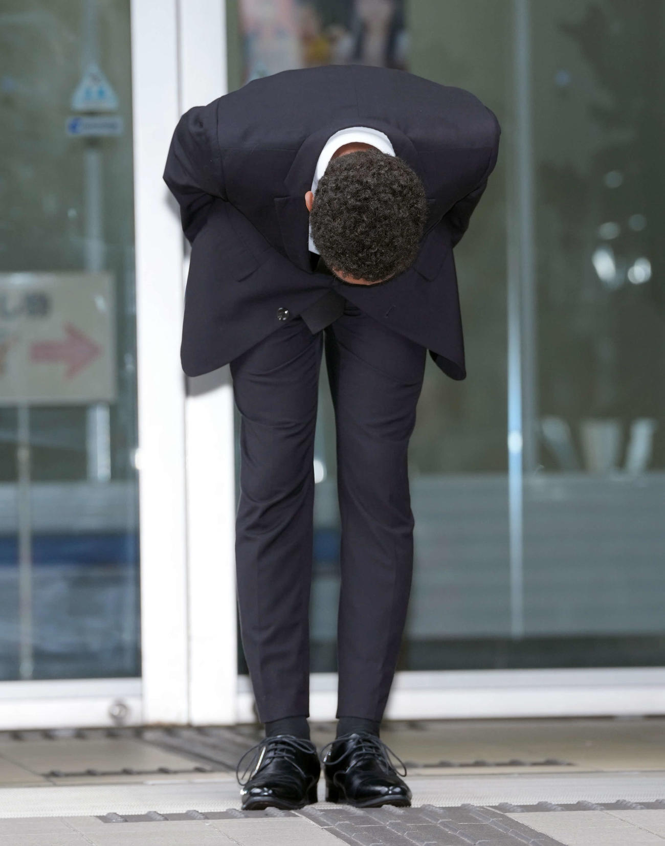 謝罪の言葉を述べ頭を深く下げるAえ！group草間リチャード敬太容疑者（撮影・小島史椰）