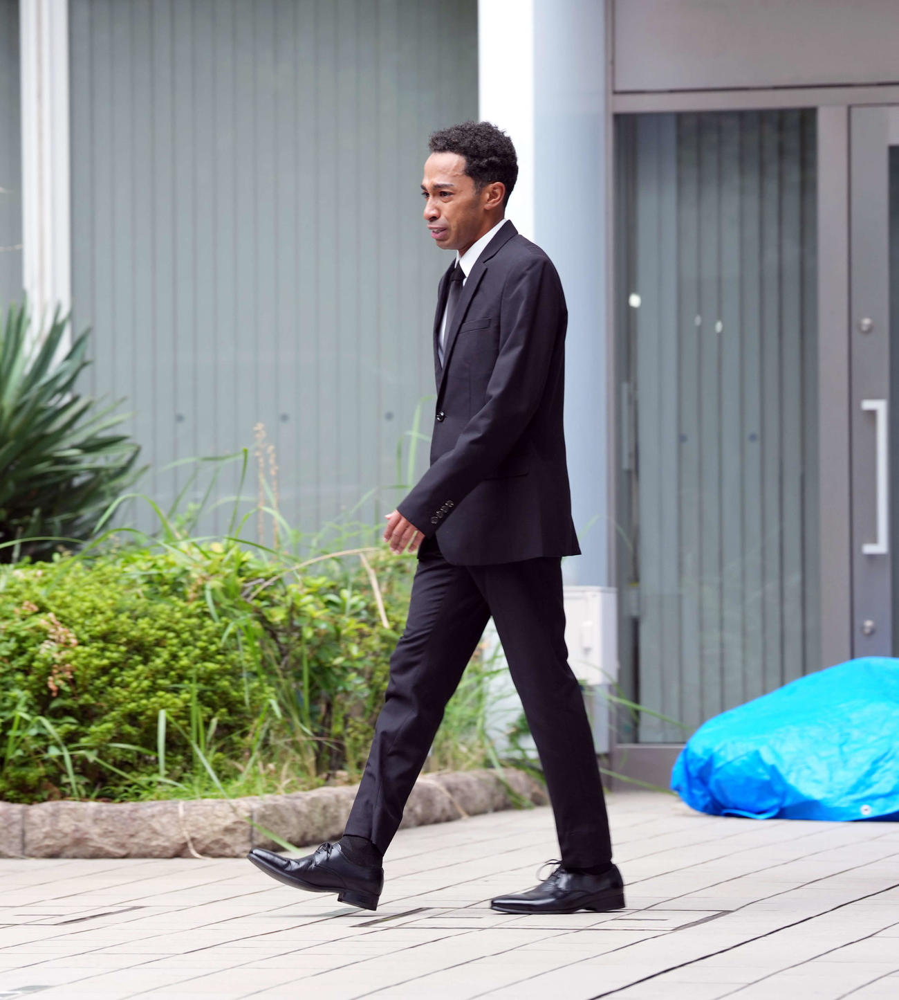 釈放され車両に向かうAえ！group草間リチャード敬太容疑者（撮影・小島史椰）