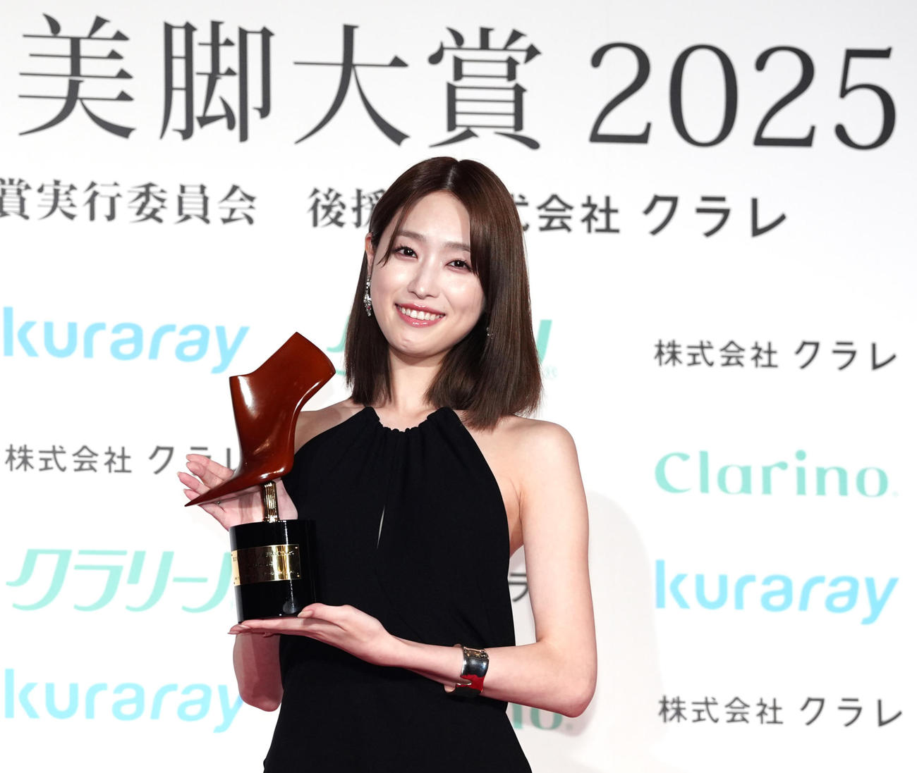「クラリーノ美脚大賞2025」の20代部門で受賞し、トロフィーを手にする髙橋ひかる（撮影・江口和貴）
