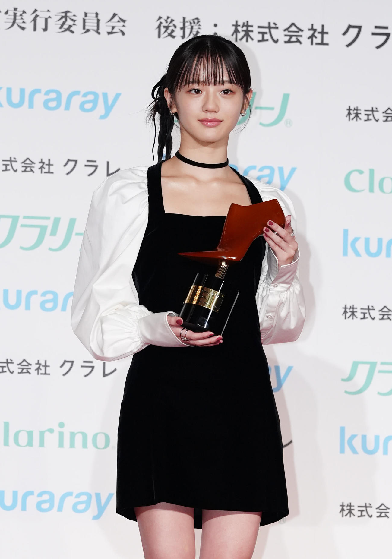 「クラリーノ美脚大賞2025」のティーン部門で受賞し、トロフィーを手にする中島瑠菜（撮影・江口和貴）