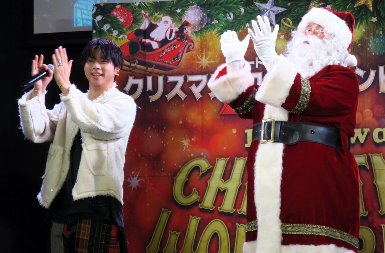 「ブロードウェイクリスマス・ワンダーランド2025」記者発表会で、サンタクロースと踊る増田貴久