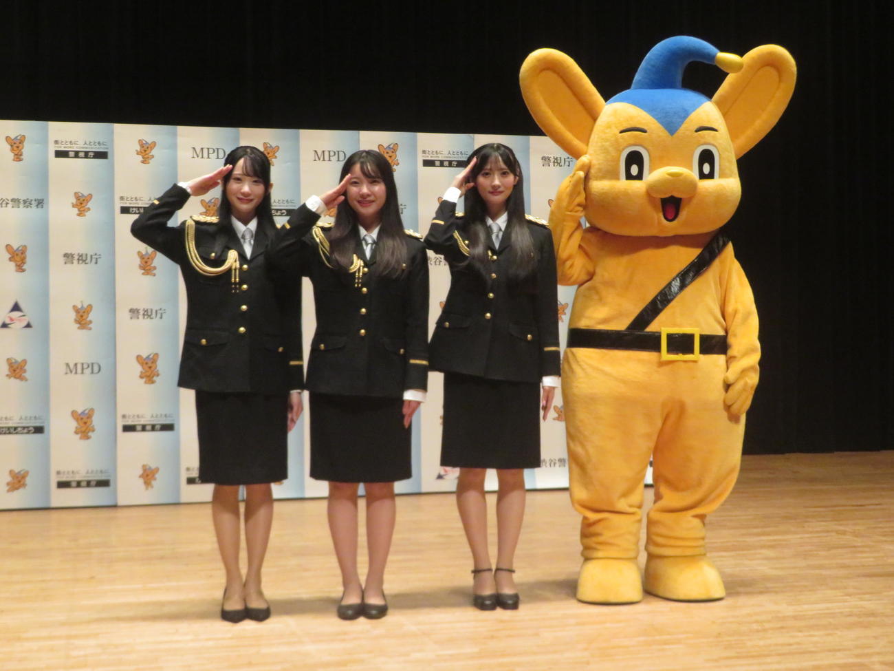 ピーポくんと写真に収まるRain Treeの、左から橋本真希、仲俣美希、佐藤莉華（撮影・川田和博）