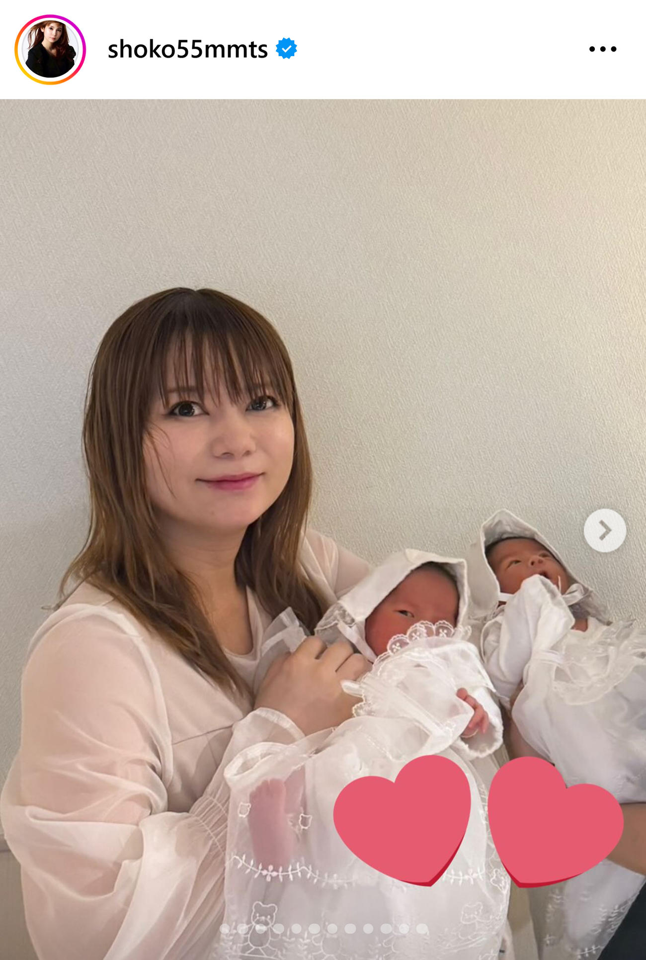 双子を抱っこする中川翔子（中川翔子のインスタグラムから）