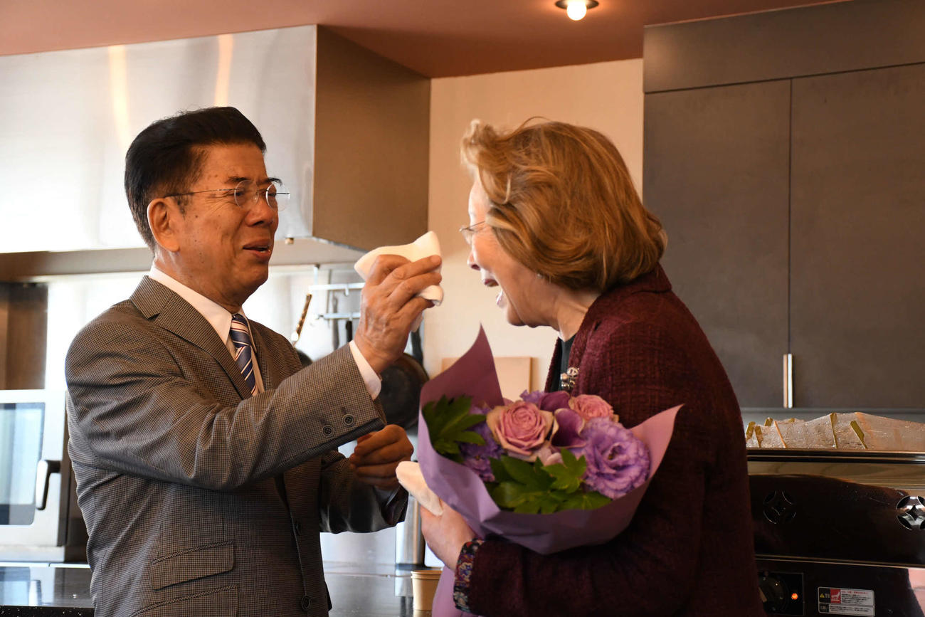 仲睦まじい西川きよし（左）・ヘレン夫妻（撮影・阪口孝志）