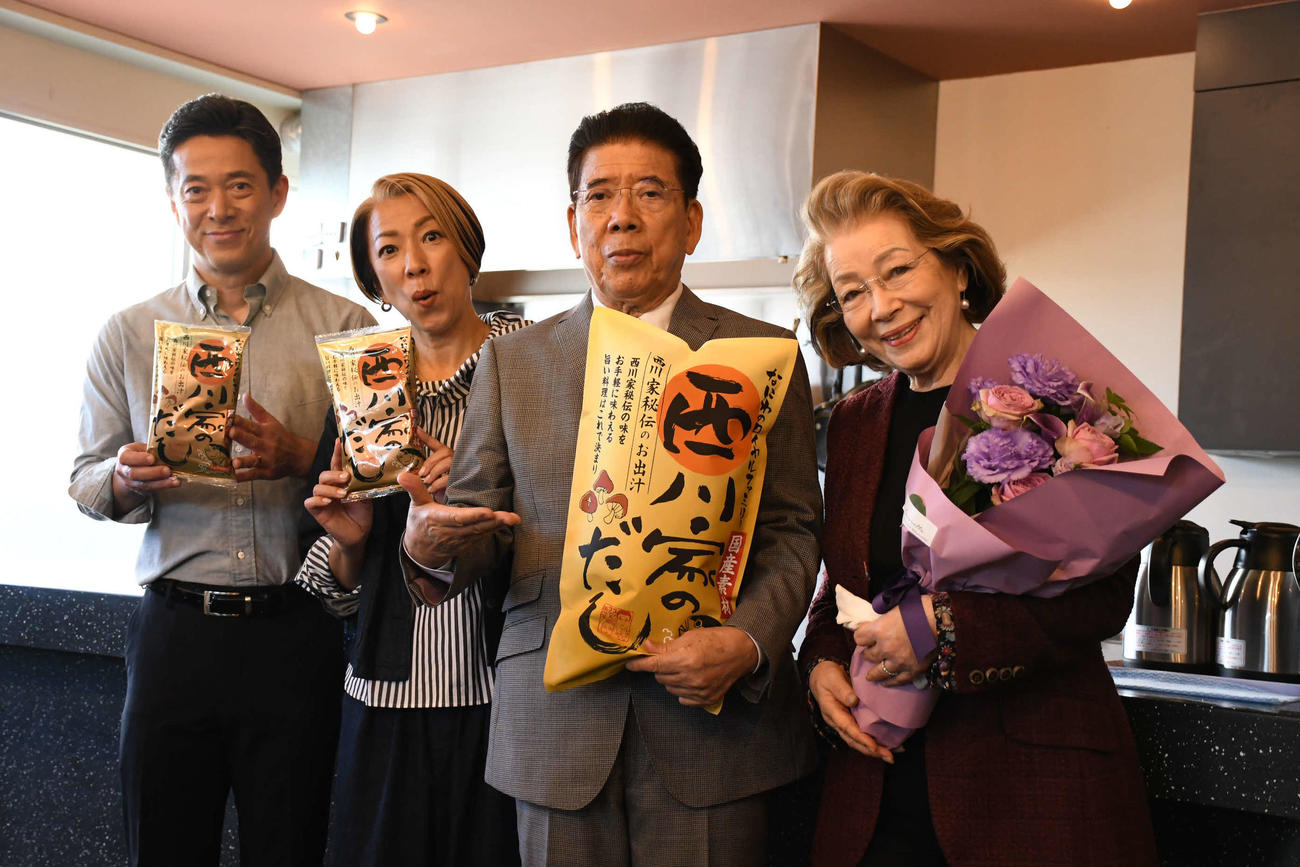「西川家のだし」のアピールする“なにわのロイヤルファミリー”（左から）西川忠志、西川かの子、西川きよし、西川ヘレン（撮影・阪口孝志）